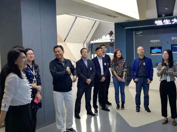 掌门人正经塾塾生对恒生电子进行了实地研习